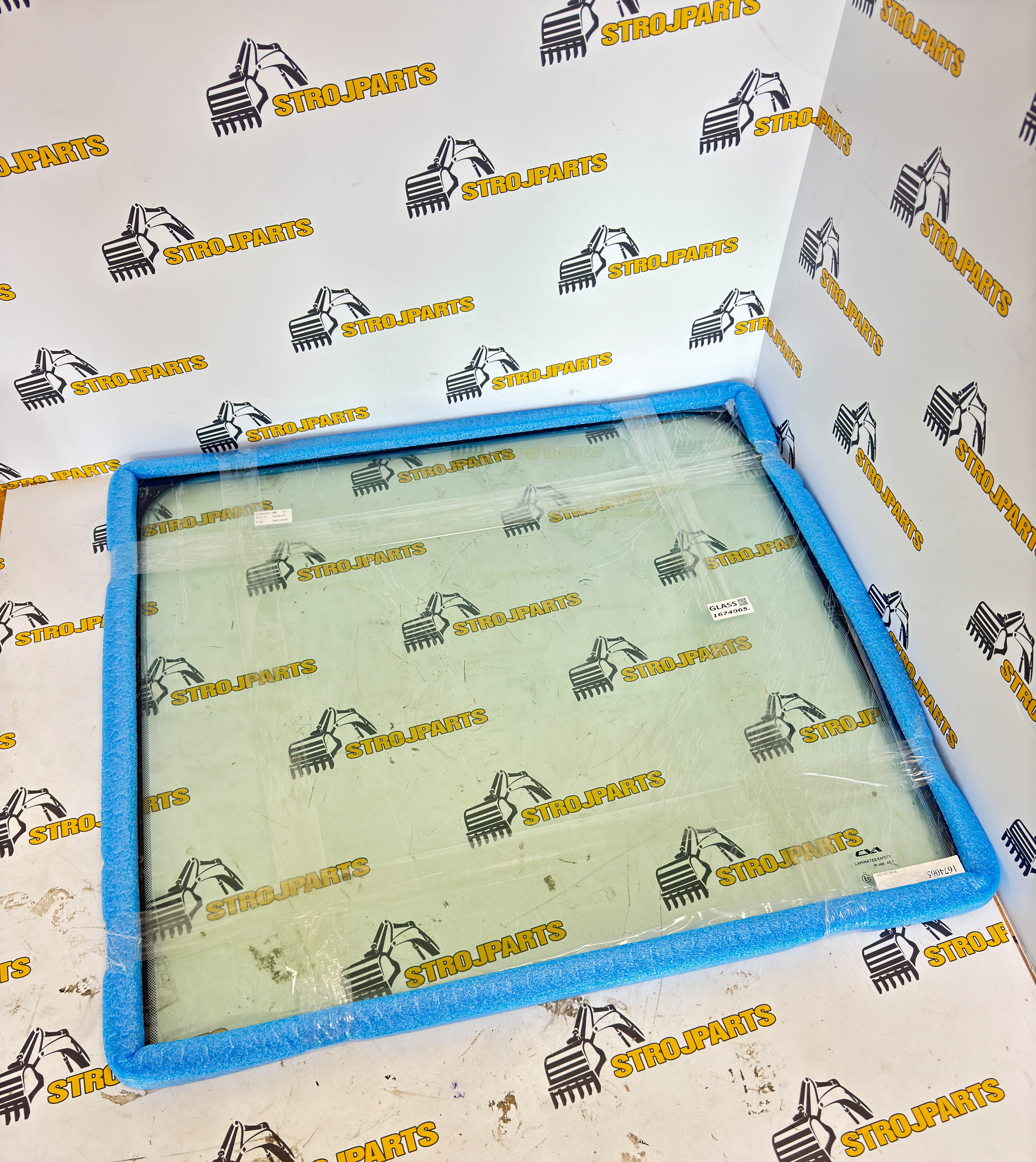 ČELNÍ SKLO HORNÍ LAMINOVANÉ ZELENÉ SÍTOTISK CAT