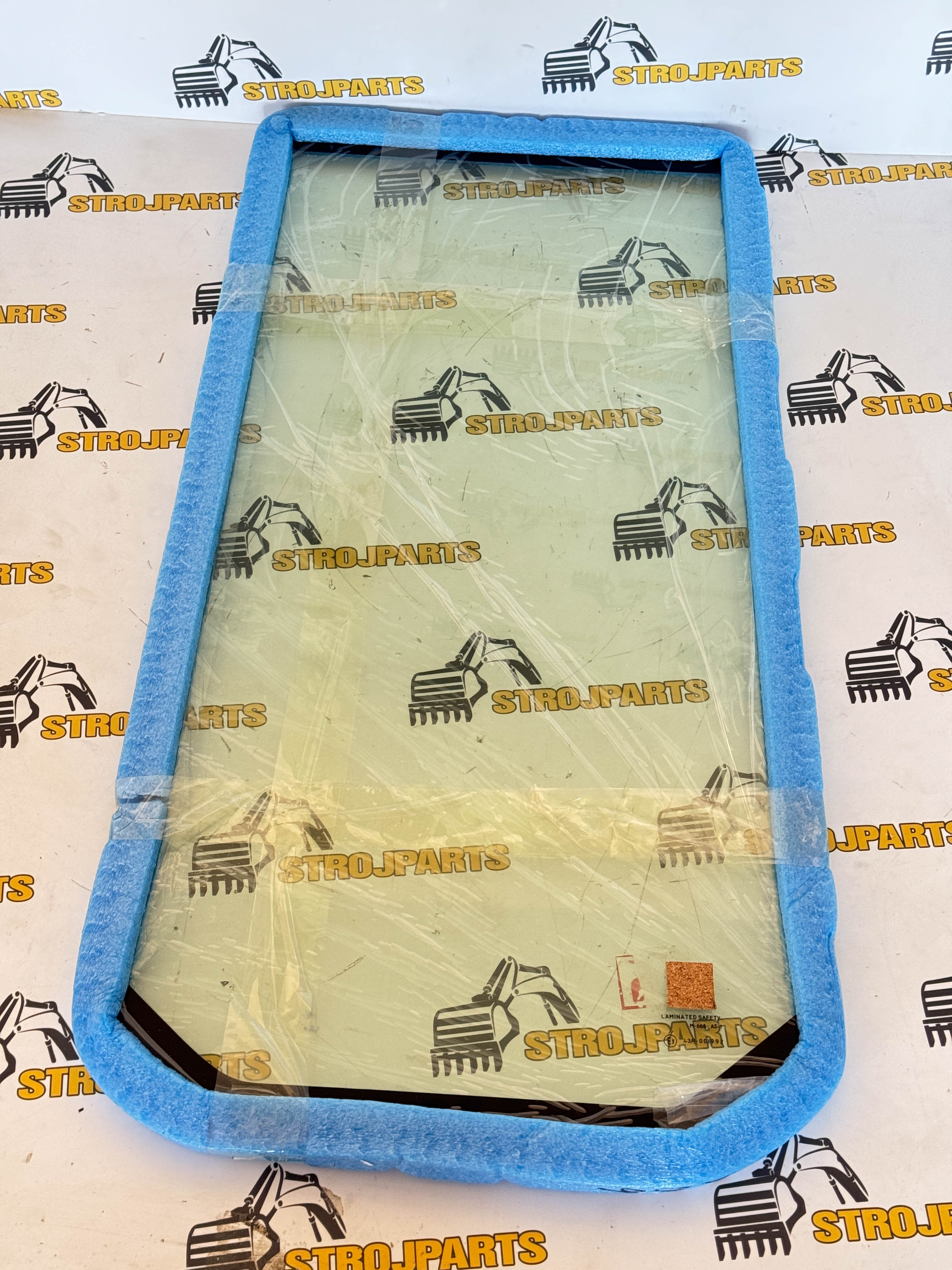 ČELNÍ SKLO LAMINOVANÉ ZELENÉ SE SÍTOTISKEM CAT