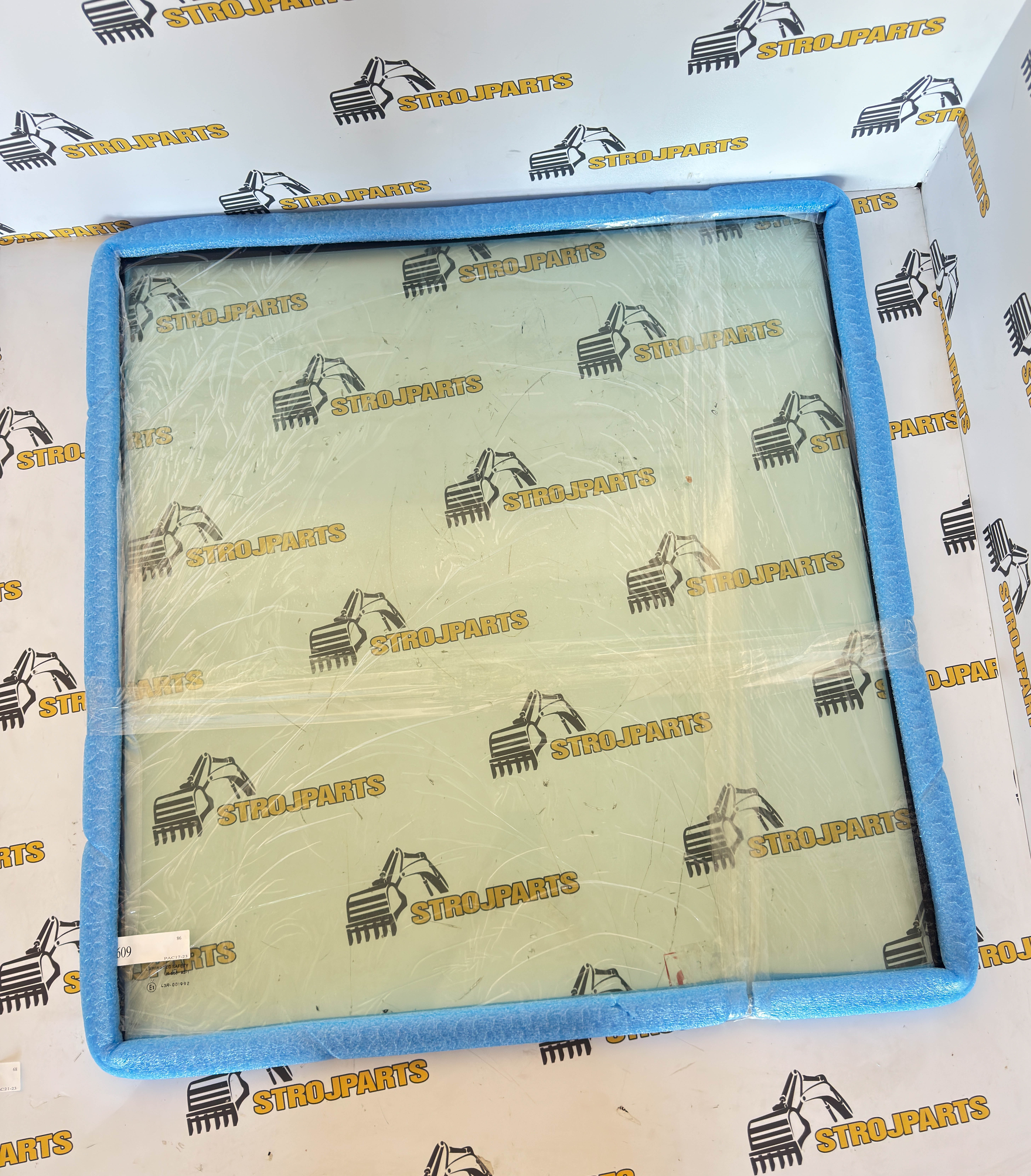 ČELNÍ SKLO HORNÍ CAT