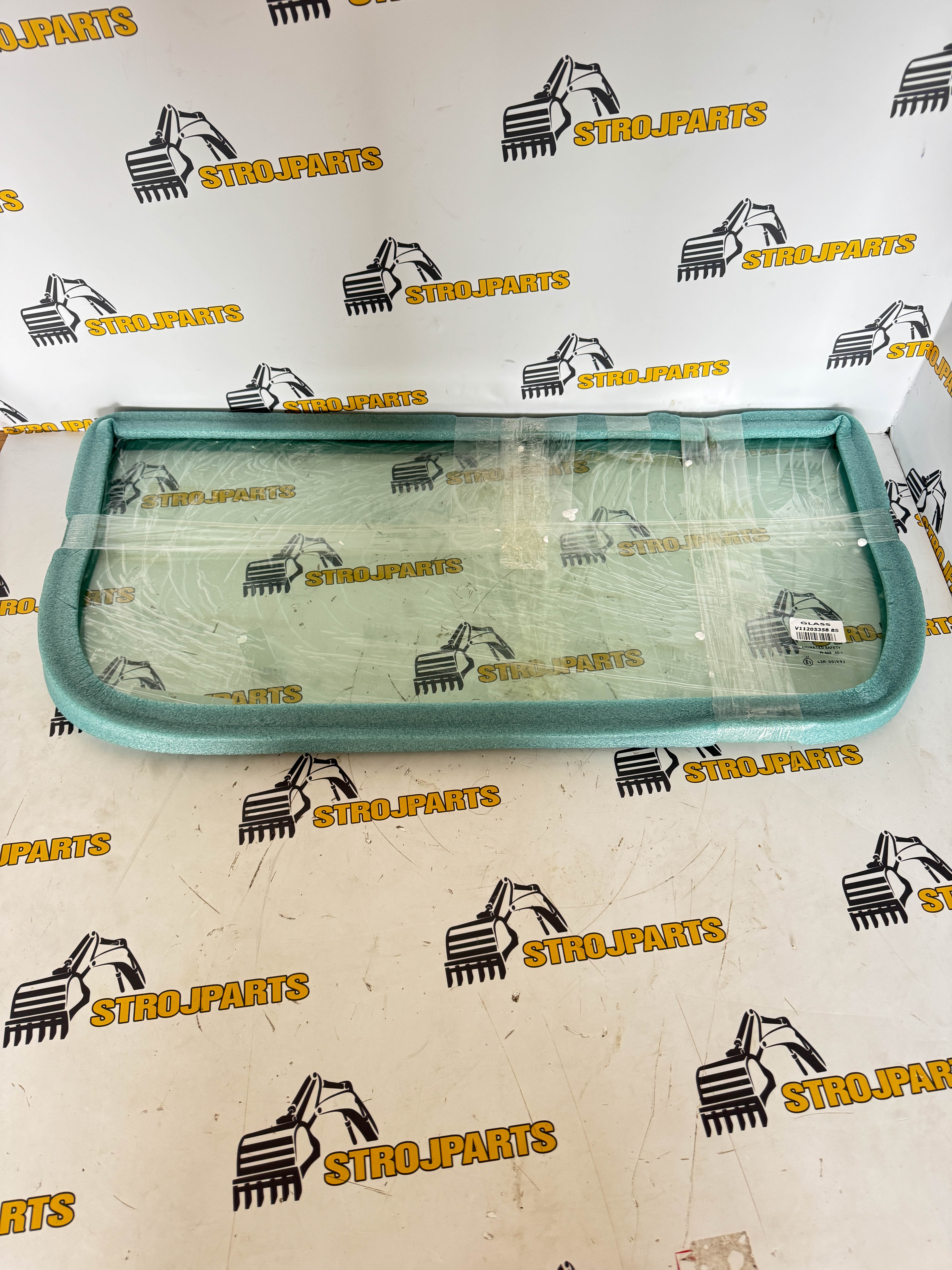 ČELNÍ SKLO SPODNÍ LAMINOVANÉ ZELENÉ VOLVO 