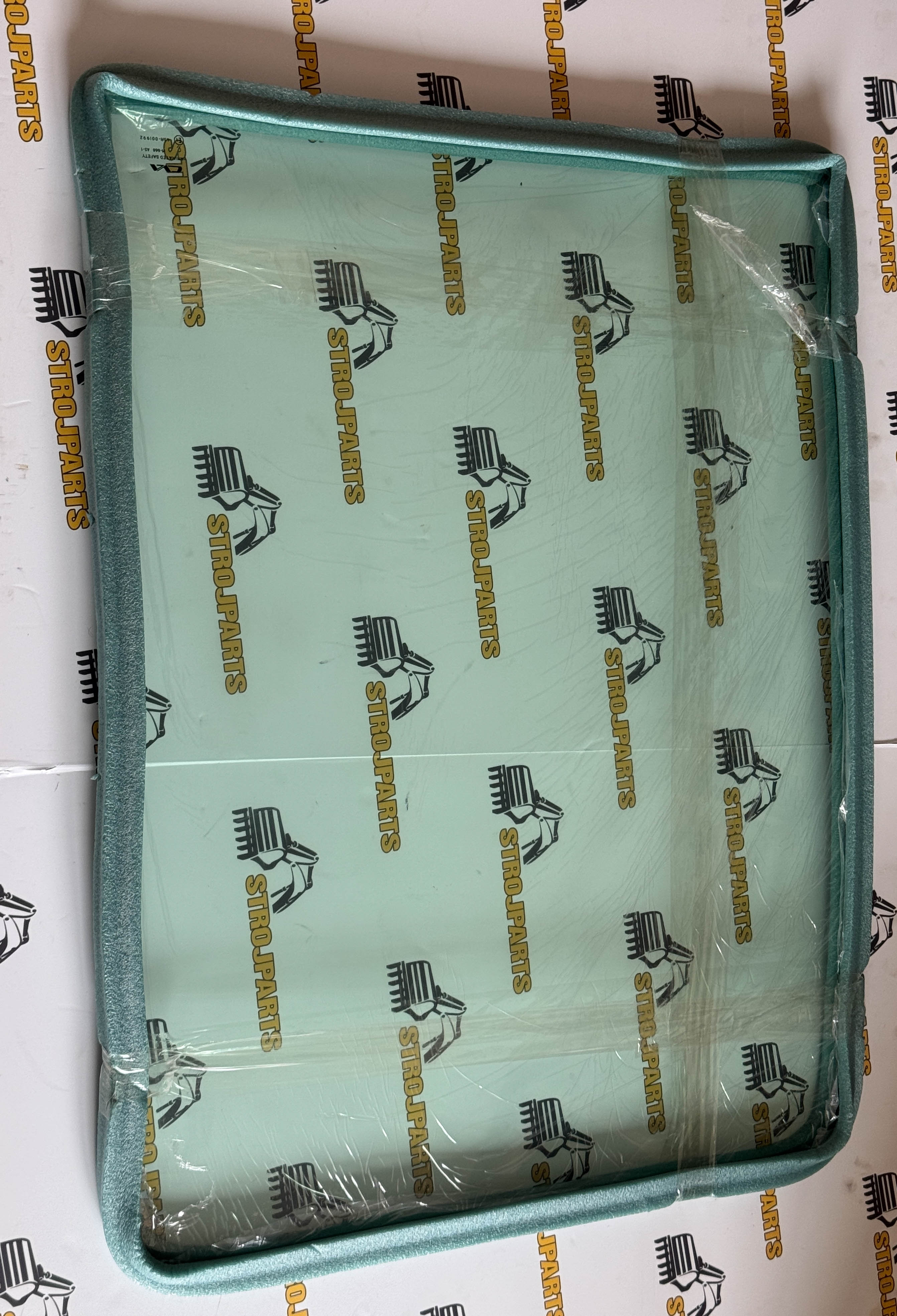 ČELNÍ SKLO HORNÍ LAMINOVANÉ ZELENÉ LIEBHERR