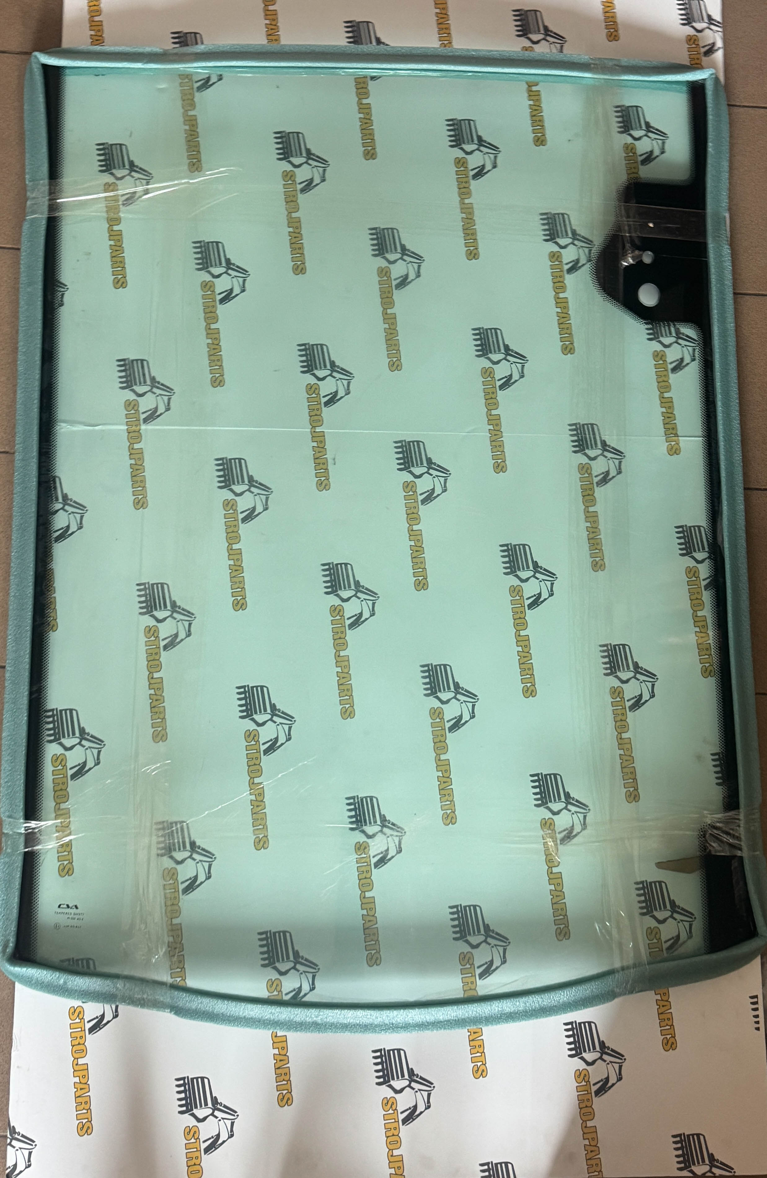 ZADNÍ SKLO TVRZENÉ ZELENÉ SE SÍTOTISKEM KOMATSU