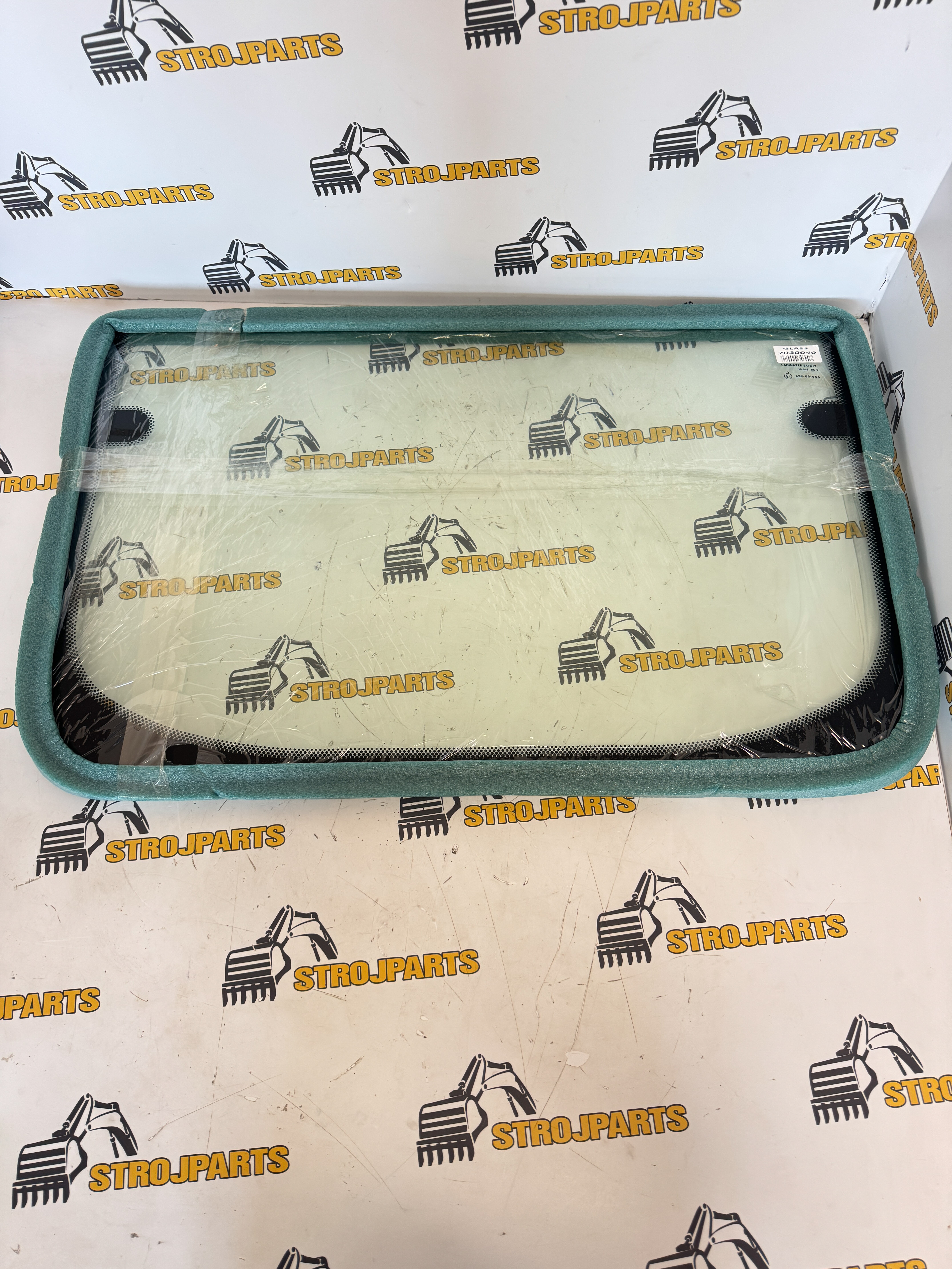 ČELNÍ SKLO DOLNÍ LAMINOVANÉ LIEBHERR