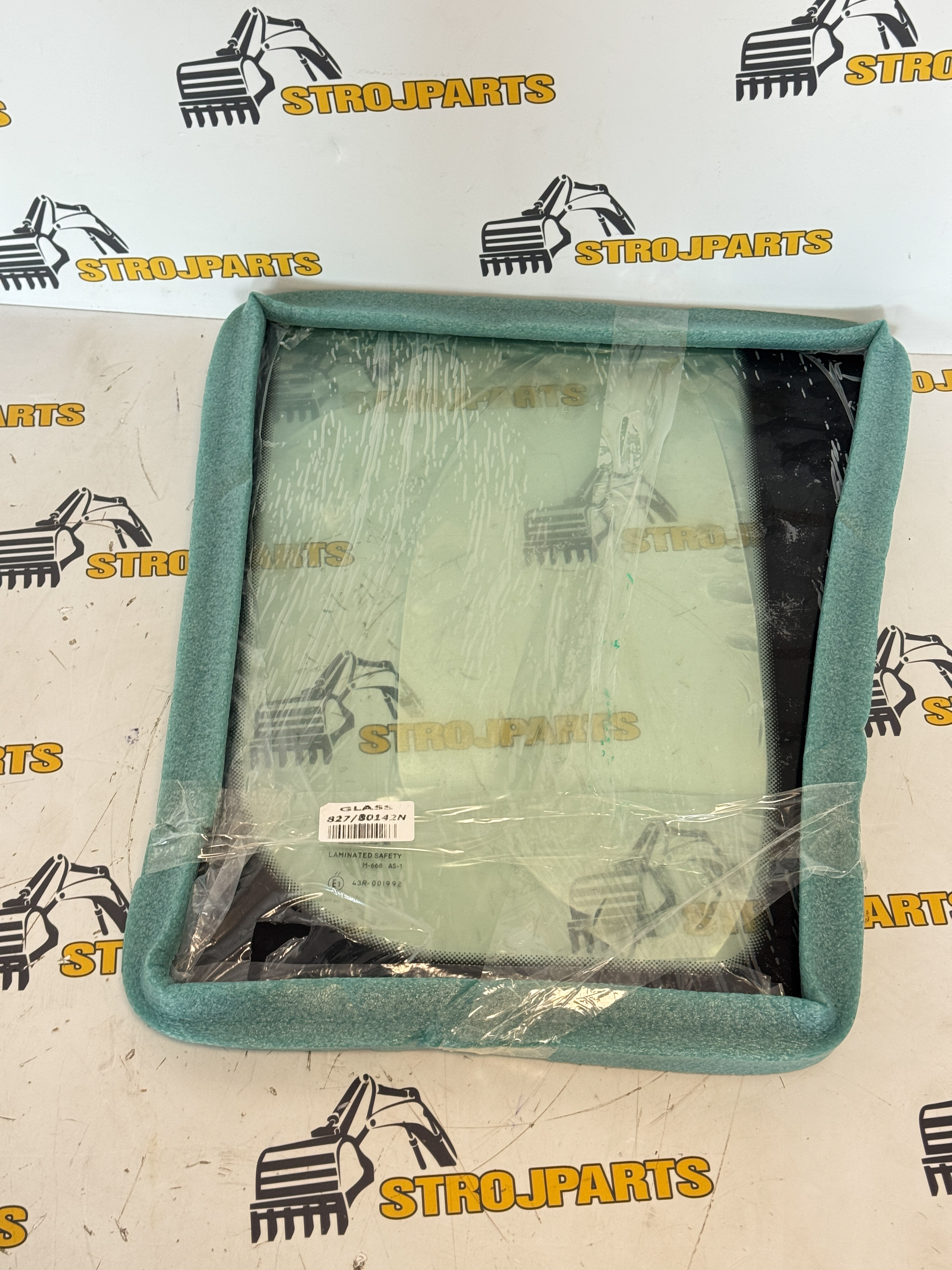 SKLO PRAVÉ SPODNÍ ČELNÍ LAMINOVANÉ JCB