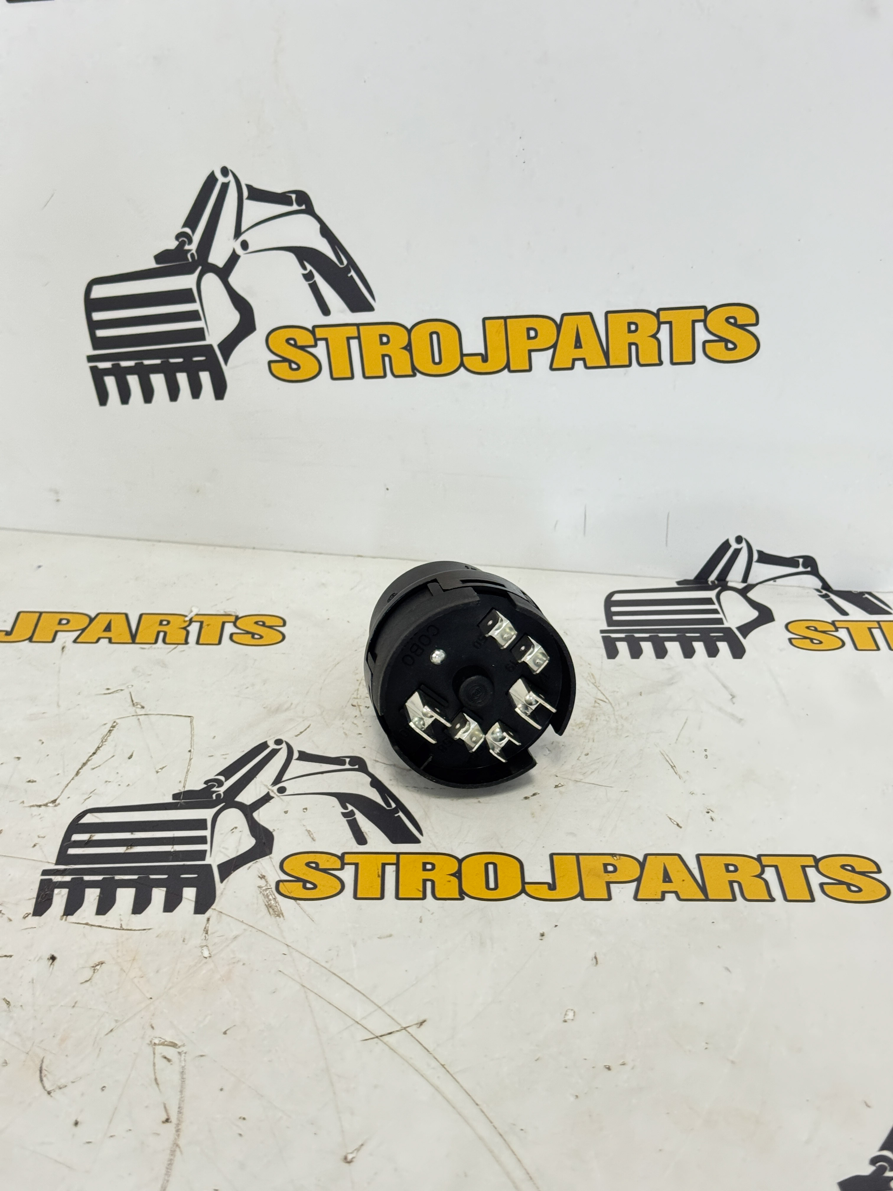 SPÍNACÍ SKŘÍNKA CAT TH414