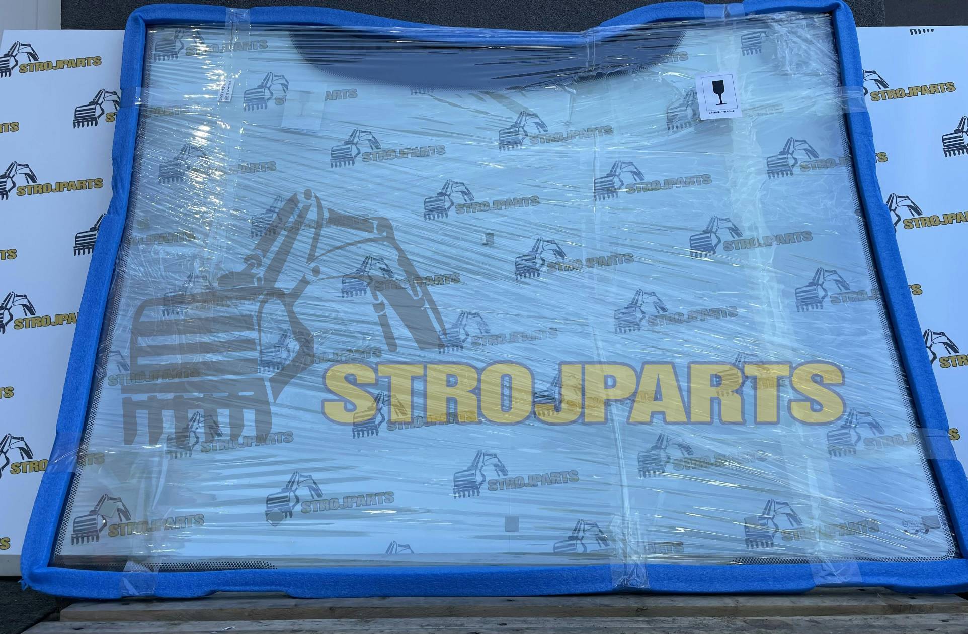 ČELNÍ SKLO SPODNÍ LAMINOVANÉ ZELENÉ SE SÍTOTISKEM KOMATSU