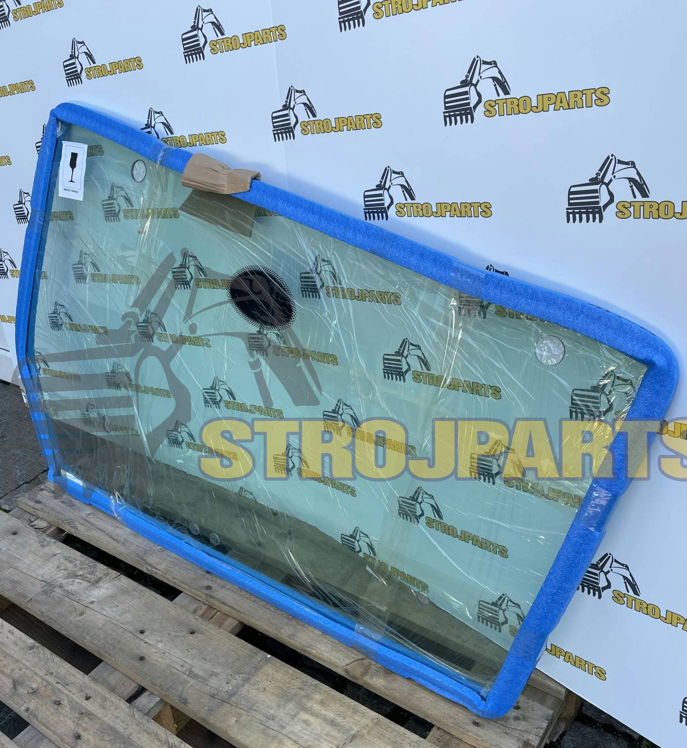 BOČNÍ SKLO LEVÉ TVRZENÉ ZELENÉ SE SÍTOTISKEM KOMATSU