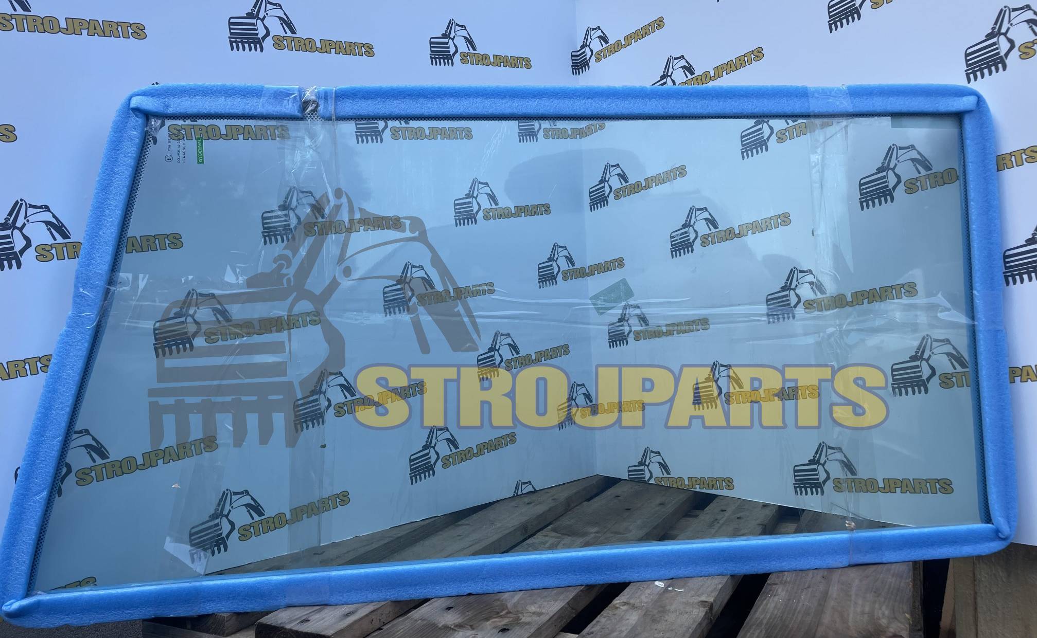 BOČNÍ SKLO DVEŘÍ PRAVÉ TVRZENÉ ZELENÉ SE SÍTOTISKEM JCB